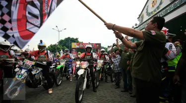 Kepala BNN, Komjen Budi Waseso mengibarkan bendera tanda start dimulainya acara Indonesia Offroad Expedition (IOX) Jogja-Bali 2016 di Pagelaran Keraton Yogyakarta, Sabtu (13/2). (Foto : Boy Harjanto)