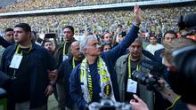 Pelatih baru klub Turki Fenerbahce, Jose Mourinho (tengah) melambaikan tangan saat memberikan sambutan kepada para suporter di Stadion Sukru Saracoglu, Istanbul, 2 Juni 2024. (Yasin AKGUL/AFP)