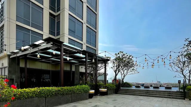 Hadirnya Veranda Baru, Hilton Garden Inn Jakarta Taman Palem Menghidupkan Suasana Baru dengan Panorama Kota yang Memukau (Hilton Garden Inn)