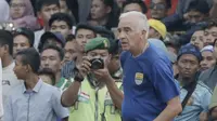 Pelatih Persib Bandung, Mario Gomez, saat pertandingan melawan Persersang Serang pada laga uji coba di Stadion Maulana Yusuf, Serang, Kamis (1/3/2018). Persib menang 6-0 atas Perserang. (Bola.com/M Iqbal Ichsan)