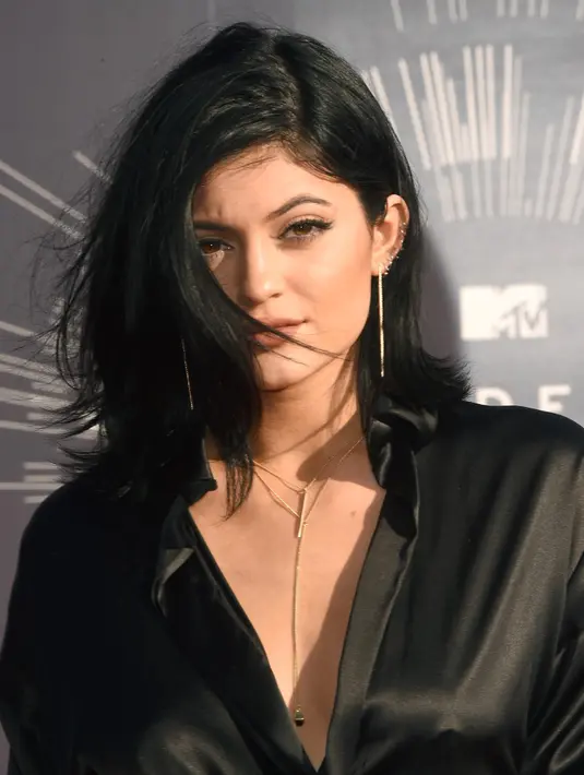 Ternyata selama berbulan-bulan ia membujuk sang ibu Kris Jenner, Kylie merengek, ia meminta Kris memenuhi keinginannya untuk melakukan lip fillers pada bibirnya. (AFP/Bintang.com)