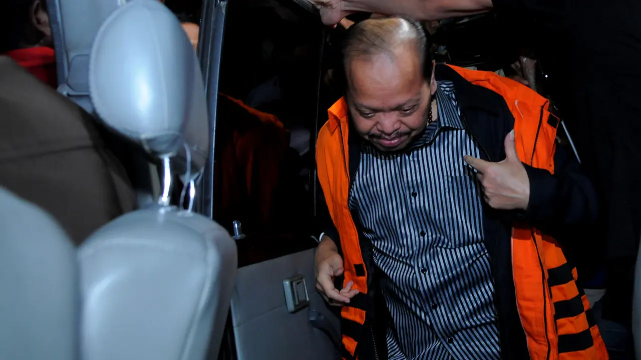 Sutan Bhatoegana ditahan dan dibawa ke tahanan