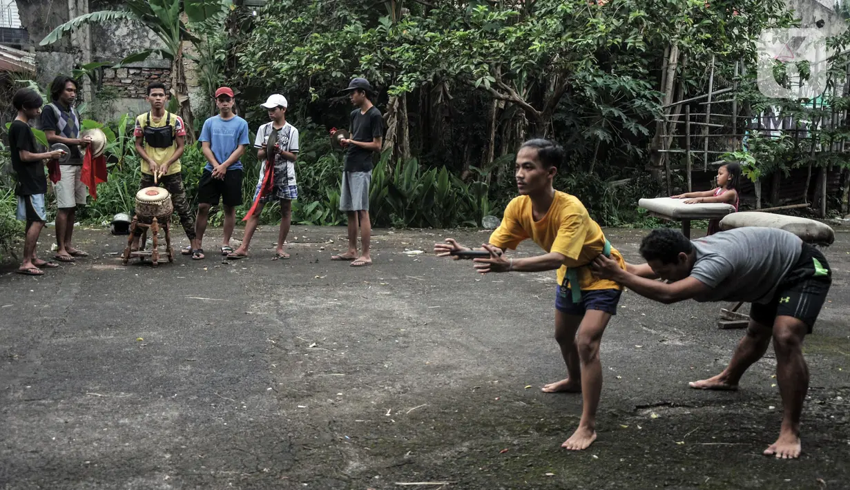 Anggota Naga Merah Putih saat latihan memainkan Barongsai di kawasan Babakan Pasar, Bogor, Jawa Barat, Senin (17/1/2022). Latihan dilakukan untuk meningkatkan kekompakan dan kemahiran sebelum tampil dalam pementasan. (merdeka.com/Iqbal S. Nugroho)