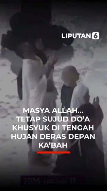 MASYA ALLAH... TETAP SUJUD DO'A KHUSYUK DI TENGAH HUJAN DERAS DEPAN KA'BAH