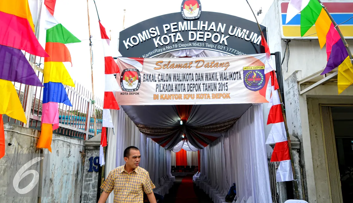 Suasana hari pertama pendaftaran calon Pilkada 2015 di kantor KPU Kota Depok masih terlihat sepi, Jakarta, Minggu (26/7/2015). Diperkirakan para pasangan bakal calon Walikota akan mulai mendaftar diri pada Senin (27/7) besok.(Liputan6.com/Yoppy Renato)