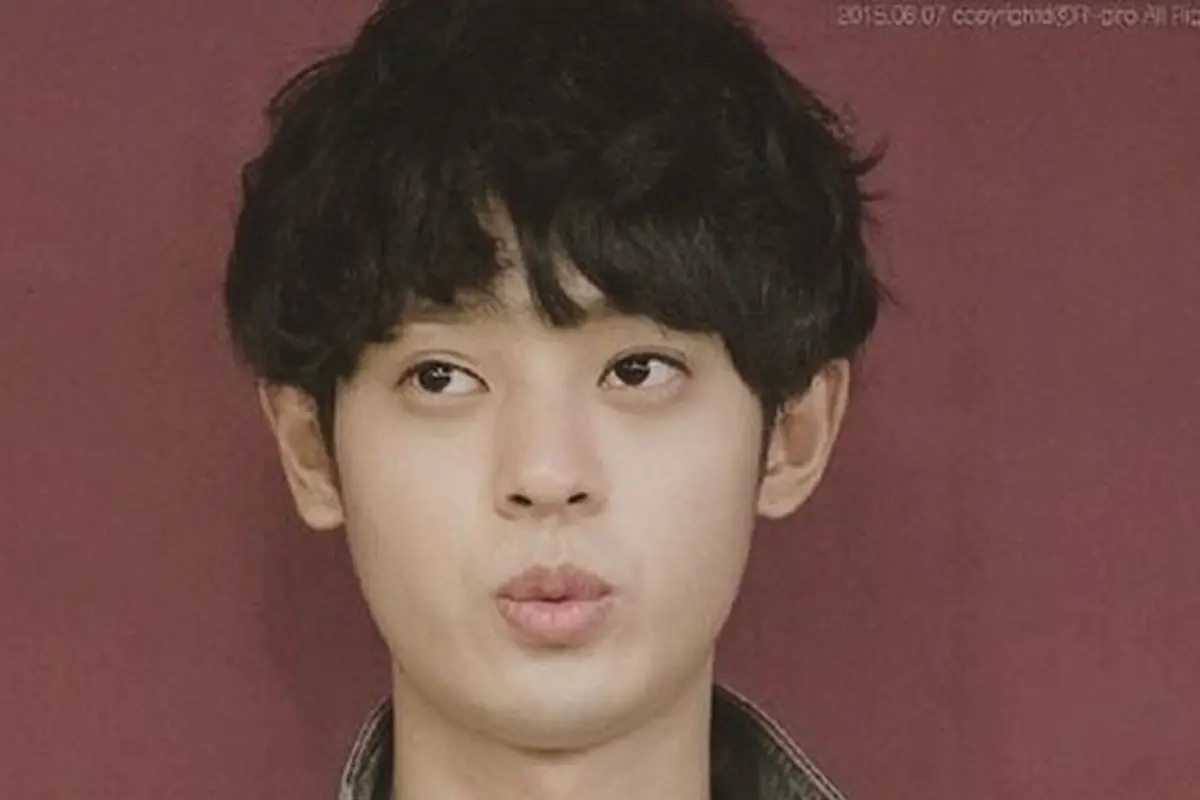 Jung Joon Young menyerahkan ponselnya untuk penyelidikan kasus pelecehaan seksual kepadanya. 