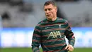 <p>James Milner dianugerahi MBE (Member of the Order of the British Empire) untuk semua yang telah dilakukannya sebagai pesepak bola dan juga badan amal. Karir gemilang wakil kapten Liverpool yang nyaris menyentuh 20 tahun resmi diakui dengan gelar kehormatan. Di luar lapangan, ia mendirikan James Milner Foundation untuk mempromosikan rekreasi yang sehat bagi kaum muda di Inggris. (AFP/Paul Ellis)</p>