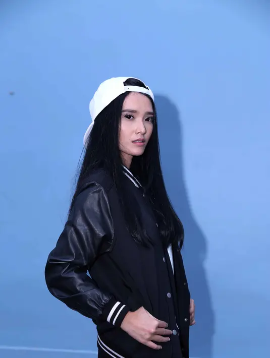 Adilla mengawali karier nya di dunia tarik suara, musik  yang ia geluti adalah bergenre Rap. (Nurwahyunan/Bintang.com)