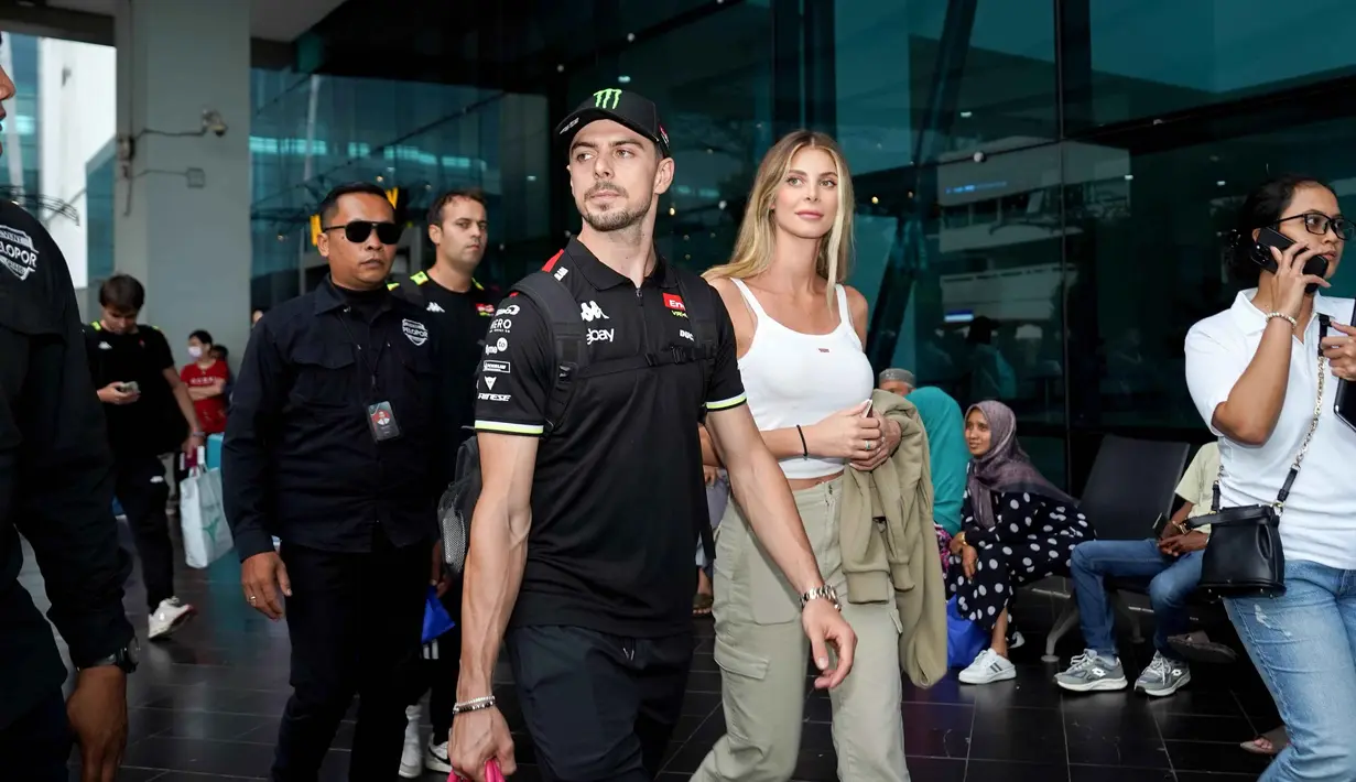 Mereka juga dijadwalkan akan meluncurkan livery khusus untuk MotoGP Indonesia. Tampak dalam foto, Fabio Di Giannantonio saat tiba di Bandara Soekarno-Hatta, Tangerang, Banten pada Senin (29/9/2025) malam. (Foto: Istimewa)