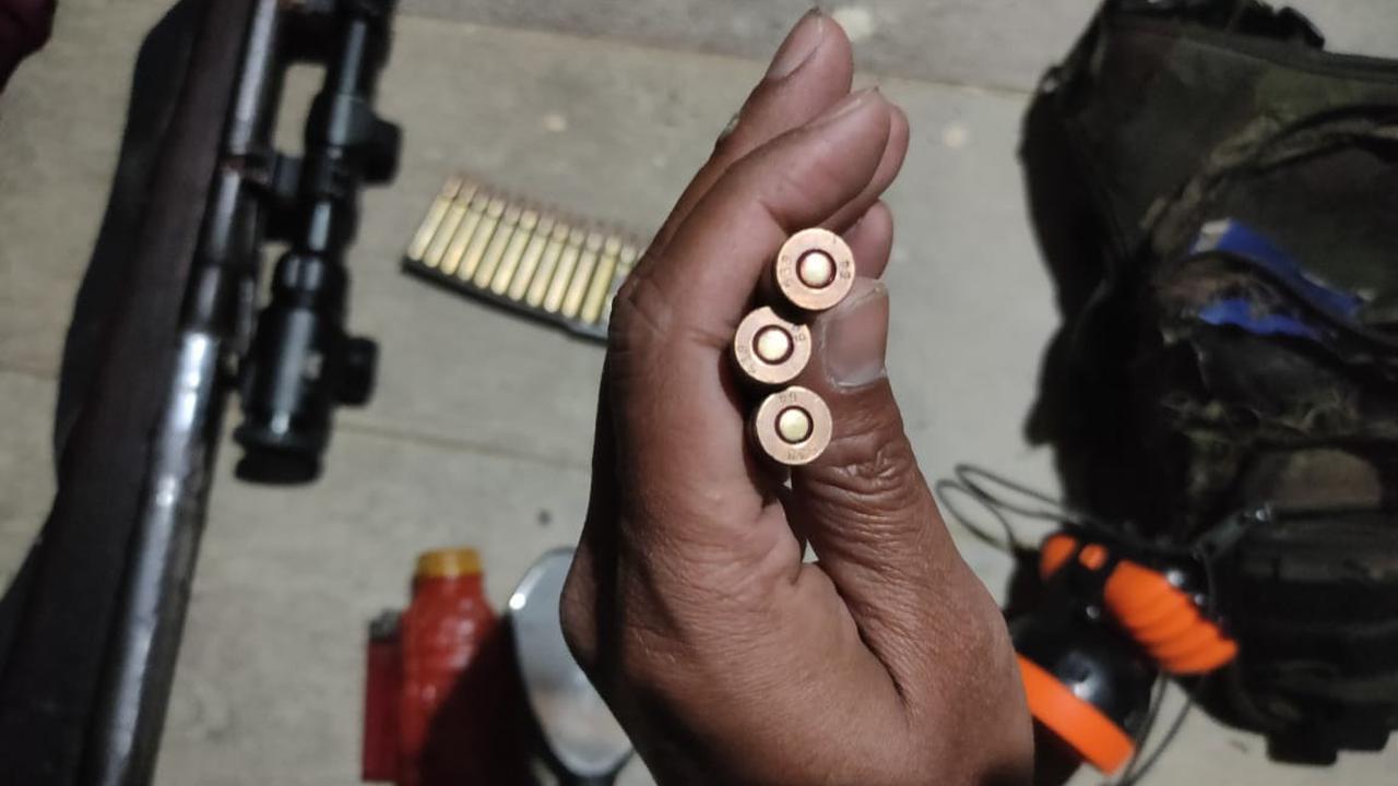 Sejumlah senjata dan amunisi yang disita TNI dari kelompok separatis usai terlibat baku tembak di Intan Jaya, Papua. (dok TNI)