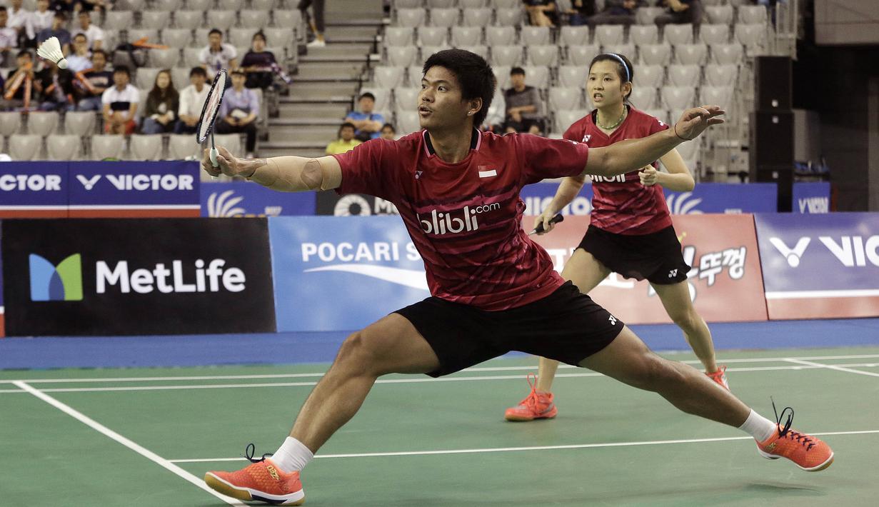Pasangan Indonesia, Praveen Jordan/Debby Susanto, saat bertanding melawan pasangan China, Wang Yilyu/Huang Dongping pada Korea Terbuka 2017, Minggu (17/9/2017). Praveen/Debby menang 21-17, 21-18 atas Wang Yilyu/Huang Dongping. (AP/Ahn Young-joon)