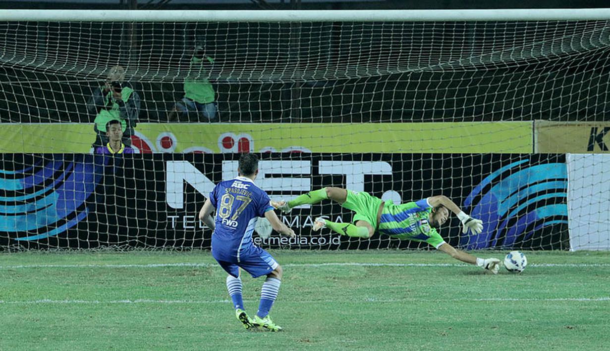 Ilija Spasojevic gagal mencetak gol melalui penalti dalam turnamen Piala Presiden 2015 di Stadion Si Jalak Harupat, Bandung. Rabu (2/9/2015). (Bola.com/Peksi Cahyo)