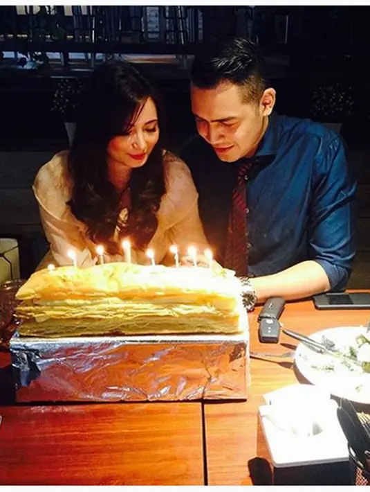 Berdasarkan penuturan pengacara Jonas, Afdal Zikri, Asmirandah dan Jonas menikah di Singapura pada 28 Januari 2014. (Instagram/vandahofficial)