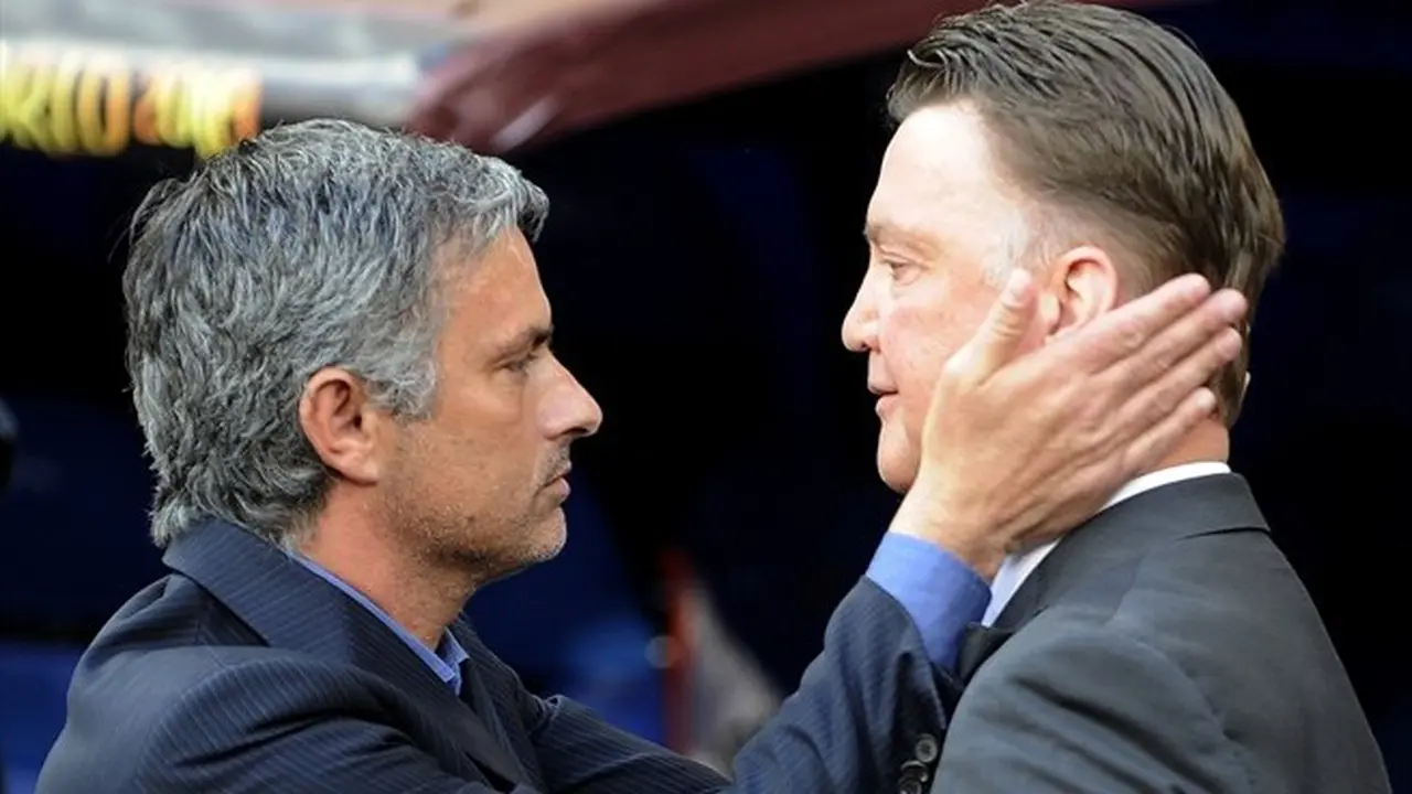 Manajer Chelsea Jose Mourinho dan Manajer Manchester United Louis van Gaal