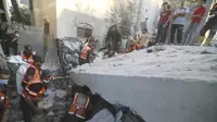 Warga Palestina mencari korban selamat di gedung keluarga Zanon, hancur dalam serangan udara Israel di Rafah, Jalur Gaza, 14 Oktober 2023. (Hatem Ali/AP)