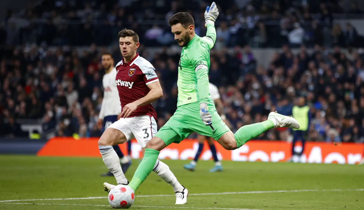 Penjaga gawang Tottenham Hotspur Hugo Lloris menendang bola saat melawan West Ham United pada pertandingan sepak bola Liga Inggris di Tottenham Hotspur Stadium, London, Inggris, Minggu (20/3/2022). Tottenham Hotspur menang 3-1. (AP Photo/David Cliff)