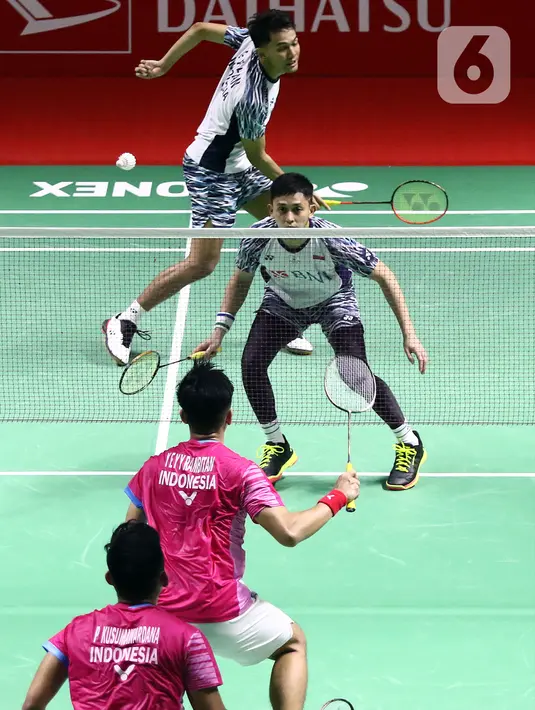 Pebulu tangkis ganda putra Indonesia, Fajar Alfian/Muhammad Rian Ardianto saat bertanding melawan Pramudya Kusumawardana/Yeremia Erich Yoche Yacob Rambitan pada babak 16 besar Indonesia Masters 2022 di Istora Senayan, Jakarta, Kamis (9/6/2022). Fajar/Rian unggul 16-21, 21-17, dan 21-13. (Liputan6.com/Helmi Fithriansyah)