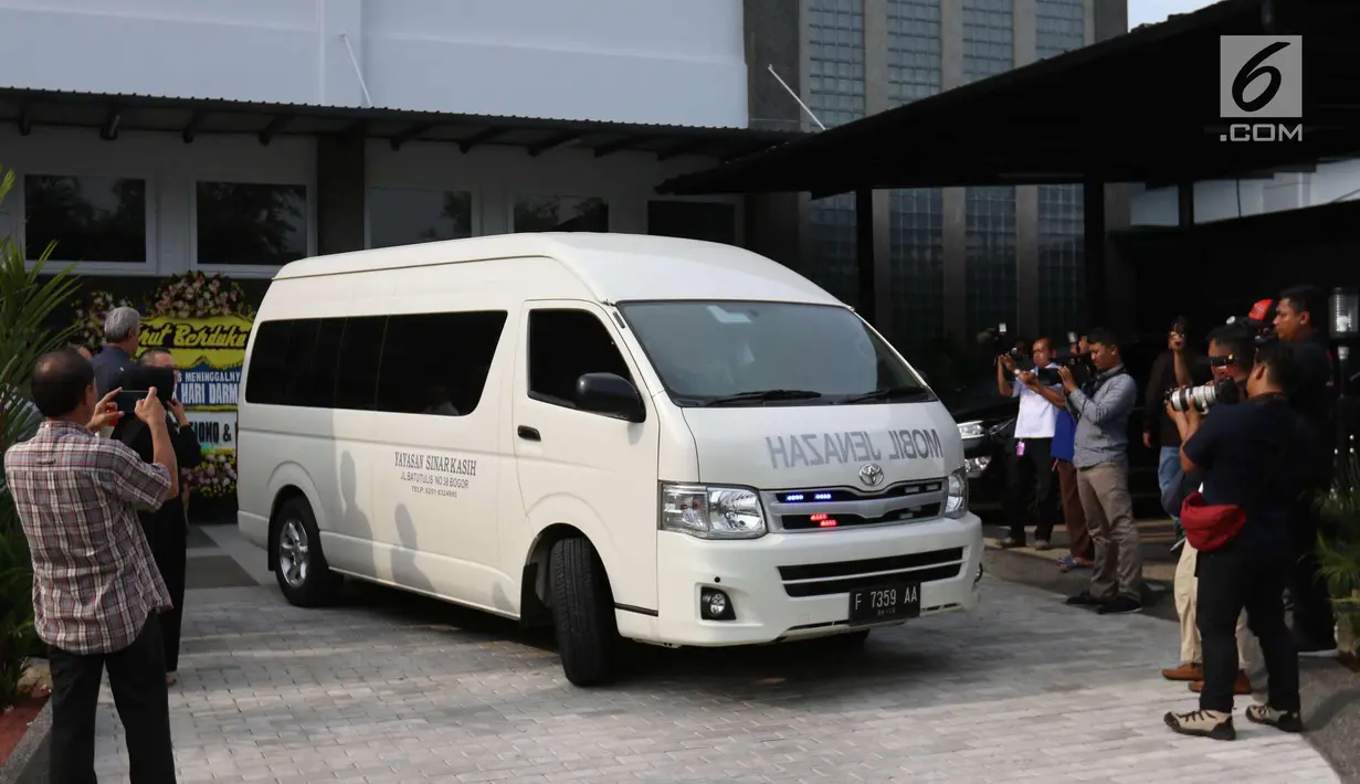 <p>Mobil jenzah membawa almarhum pendiri Matahari Departement Store, Hari Darmawan di rumah duka Sinar Kasih, Bogor, Jawa Barat, Sabtu (10/3). Hari meninggal setelah jenazahnya ditemukan di pinggir Sungai Ciliwung. (Liputan6.com/Angga Yuniar)</p>