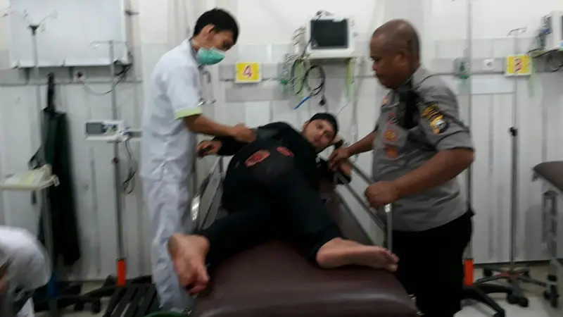Anggota Polsek Bontoala Makassar terkena serpihan molotov (Liputan6.com/ Eka hakim)