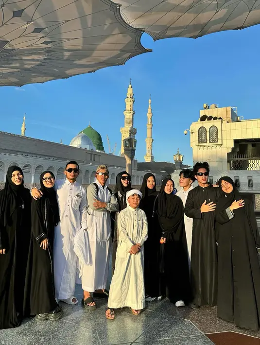 Namun, kali ini abaya Geni Faruk memiliki sentuhan bordir silver yang tak kalah mewah. Geni Faruk menambahkan sunglasses yang menyempurnakan penampilannya secara keseluruhan. [Foto: Instagram/genhalilintar]