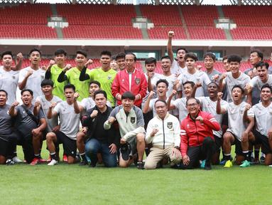 Presiden RI, Joko Widodo didampingi Ketua Umum PSSI, Erick Thohir dan Waketum PSSI, Zainudin Amali berfoto bersama dengan skuad Timnas Indonesia U-20 saat mengunjungi latihan Timnas Indonesia U-20 di Stadion Utama Gelora Bung Karno (SUGBK), Jakarta Pusat, Sabtu (1/4/2023). (Bola.com/M Iqbal Ichsan)