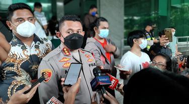 Kapolres Metro Jakarta Selatan Kombes Pol Azis Andriansyah paparkan perkembangan terkini kasus kebakaran pada Kamis 2 Desember 2021 di Gedung Cyber 1 Kuningan, Jakarta Selatan.