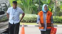 Panitera Pengadilan Negeri Tangerang Tuti Atika dikawal petugas menuju ruang pemeriksaan di gedung KPK, Jakarta, Kamis (29/03). Tuti menjadi tersangka kasus penangan putusan perkara perdata di PN Tangerang dalam sengketa Tanah. (Merdeka.com/Dwi Narwoko)