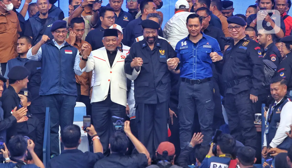 Bakal calon presiden dari Koalisi Perubahan, Anies Baswedan, Ketua Umum Partai NasDem Surya Paloh, Ketua Umum Partai Demokrat Agus Harimurti Yudhoyono, Presiden PKS Ahmad Syaikhu saat mengikuti Apel Siaga Perubahan di GBK, Senayan, Jakarta, Minggu (16/7/2023). (Liputan6.com/Angga Yuniar)
