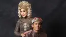 Marini Zumarnis tampil cantik dengan kebaya full payet warna hijau olive dan kain tenun songket [@marinizumarnisreal]