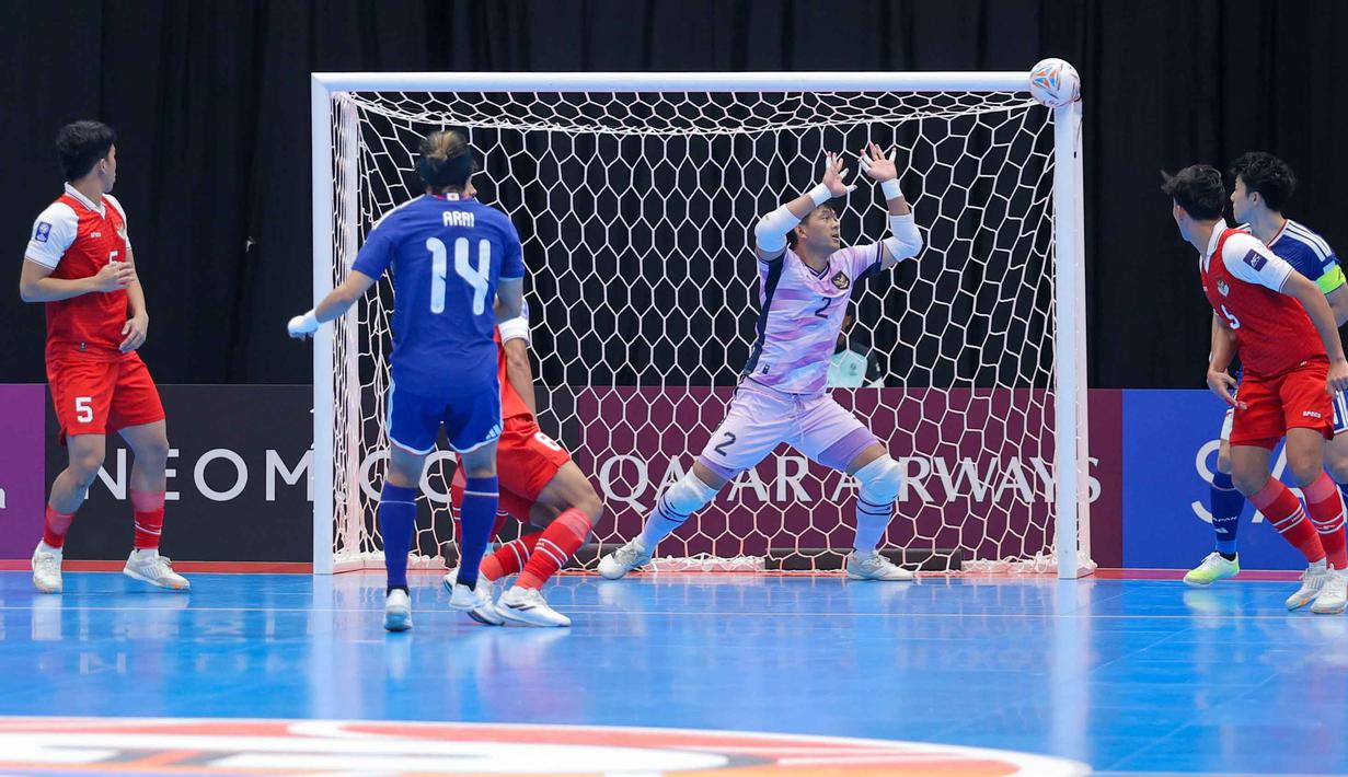 Memasuki babak kedua, Indonesia kembali menambah keunggulan melalui gol bunuh diri. Skor 2-0 untuk timnas futsal Indonesia. Tampak dalam foto, penjaga gawang Timnas Futsal Indonesia, Ahmad Habiebie (tengah) menghalau tendangan pemain Jepang pada semifinal Piala Asia Futsal 2026 melawan Jepang di Indonesia Arena, Gelora Bung Karno, Senayan, Jakarta, Kamis (4/2/2026). (Bola.com/Bagaskara Lazuardi)