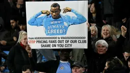 Pendukung Manchester City memegang banner saat melakukan protes akibat mahalnya harga tiket dalam laga lanjutan Liga Inggris 2024/2025 melawan Leicester di Etihad Stadium, Manchester, Inggris, Rabu (02/04/2025) waktu setempat. (AFP/Oli Scarff)