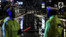 Suasana sepi saat diberlakukannya Car Free Night dan Crowd Free Night di Jalan Sudirman-MH Thamrin, Jakarta (31/12/2020). Jalan Sudirman-MH Thamrin ditutup pada malam pergantian tahun untuk mencegah kerumunan warga. (Liputan6.com/Johan Tallo)