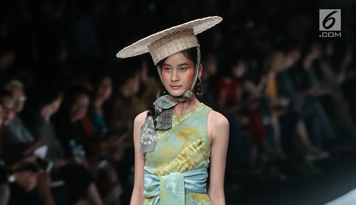 Model memperagakan busana rancangan HUMBANG SHIBORI x PURANA saat Jakarta Fashion Week 2019 di Senayan City, Jakarta, Kamis (25/10). Tenun ikat Humbang Shibori merupakan kerajinan kriya yang dibuat dengan metode ikat celup. (Liputan6.com/Faizal Fanani)
