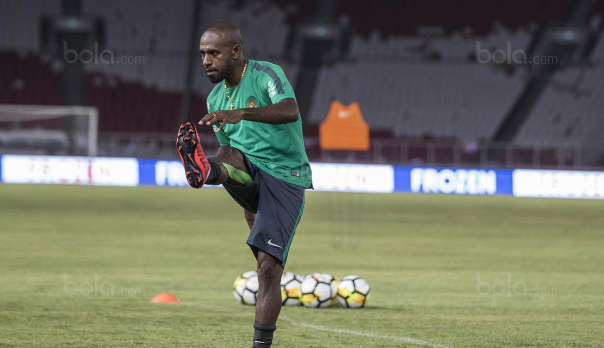 Striker Timnas Indonesia, Boaz Solossa, melakukan pemanasan saat latihan di SUGBK, Jakarta, Sabtu (13/1/2018). Timnas Indonesia menggelar latihan terakhir sebelum laga persahabatan melawan Islandia. (Bola.com/Vitalis Yogi Trisna)