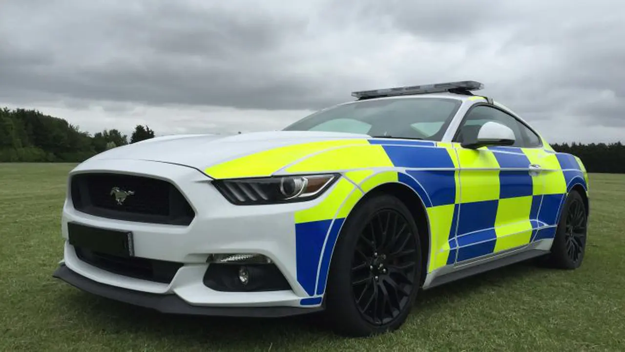 Polisi Inggris Kejar Penjahat Pakai Muscle Car