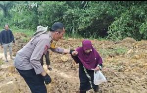 Aiptu Arwin Bantu Korban Banjir Bandang di Bener Meriah. (Dok. Istimewa)