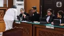 Terdakwa Putri Candrawathi berbincang dengan kuasa hukum usai menjalani sidang lanjutan dalam kasus pembunuhan Brigadir Yosua Hutabarat dengan agenda sidang pembacaan tuntutan oleh Jaksa Penuntut Umum di Pengadilan Negeri Jakarta Selatan, Rabu (18/1/2023). Putri dinilai terbukti melanggar Pasal 340 juncto Pasal 55 ayat (1) ke-1 Kitab Undang-undang Hukum Pidana (KUHP). (Liputan6.com/Johan Tallo)