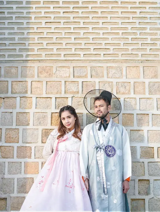 Nagita Slavina tampil bak bangsawan mengenakan hanbok bermotif bunga-bunga warna baby pink.  [Foto: IG/raffinagita1717].