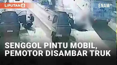 Nasib tragis dialami seorang pemotor di Jl. Raya Pesantren, Kediri, Jawa Timur. Pemotor tewas tersambar truk boks pada Selasa (28/11/2023) pagi dan terekam CCTV. Kronologi berawal dari sopir mobil yang diduga keluar membuka pintu secara tiba-tiba.