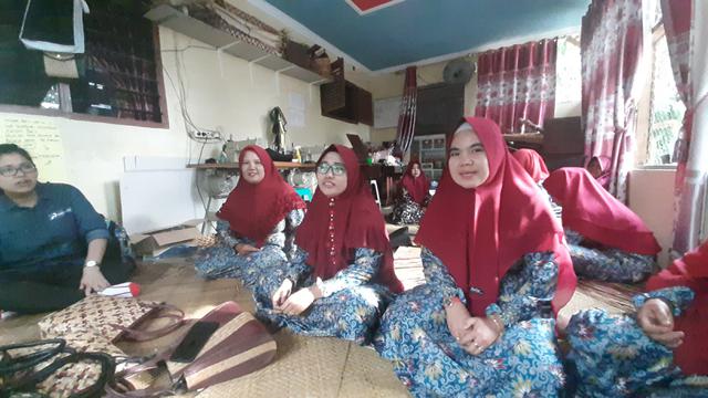 Emak-Emak Ubah Gulma Jadi Anyaman Cantik