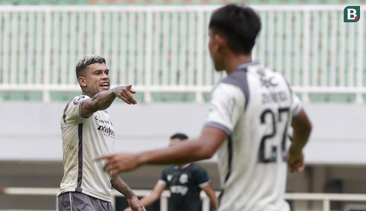 Pemain Persib Bandung, Ciro Alves, saat melawan Persikabo 1973 pada laga uji coba di Stadion Pakansari, Bogor, Minggu (27/11/2022). (Bola.com/M iqbal Ichsan)