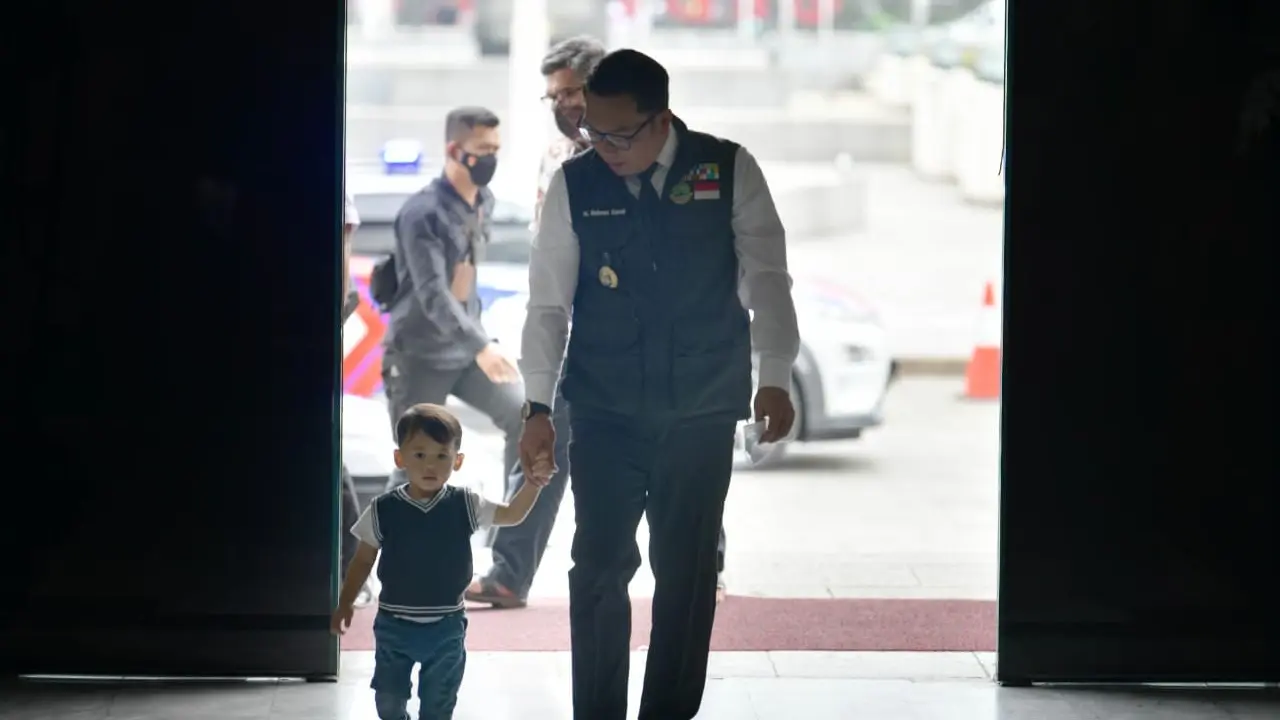 Gubernur Jawa Barat Ridwan Kamil dan Anaknya yang Bungsu.