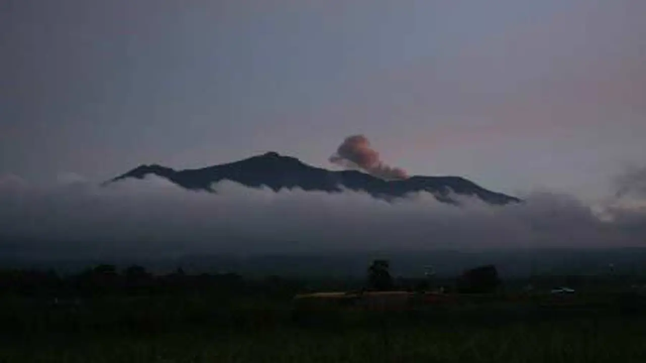 111116cfoto_gunung-marapi.jpg