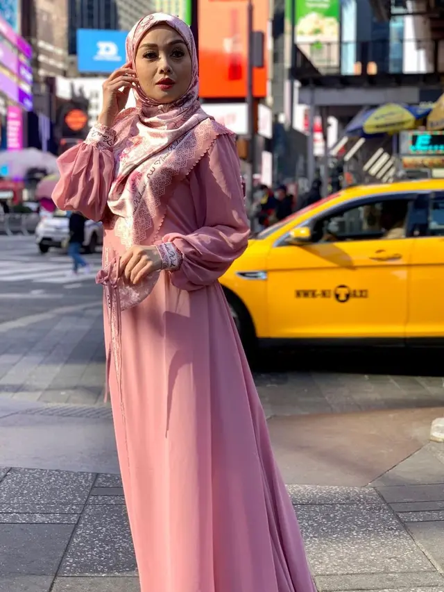 6 Potret Terry Putri Liburan Ke Amerika, Tampil Menawan dengan Gaya Hijabnya