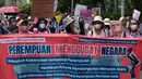 Dalam aksi unjuk rasa tersebut, mereka juga membawa sebuah plakat yang menampilkan data statistik kekerasan terhadap perempuan pada tahun 2023 yang dilaporkan di 38 provinsi di Indonesia. (BAY ISMOYO/AFP)