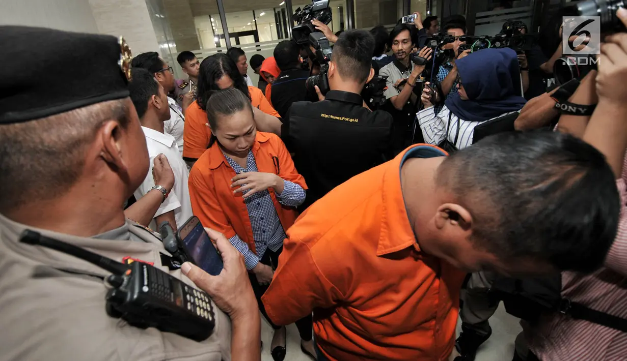 Para tersangka tertunduk saat dihadirkan dalam rilis pengungkapan tindak pidana perdagangan orang (TPPO) di Gedung Bareskrim Polri, Jakarta, Selasa (9/4). Polisi menangkap delapan tersangka dalam kasus ini. (merdeka.com/Iqbal Nugroho)