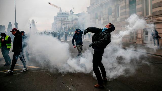 Unjuk rasa kelompok Rompi Kuning kembali terjadi di Prancis, memicu seranagn terhadap kantor-kantor pemerintahan (AFP/Abdul Abeissa)