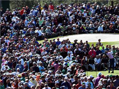 Pegolf AS, Matt Kuchar, beraksi di putaran kedua turnamen golf The Masters di Augusta National Golf Club, Augusta, Georgia, AS, (8/4/2016). (AFP/Don Emmert)