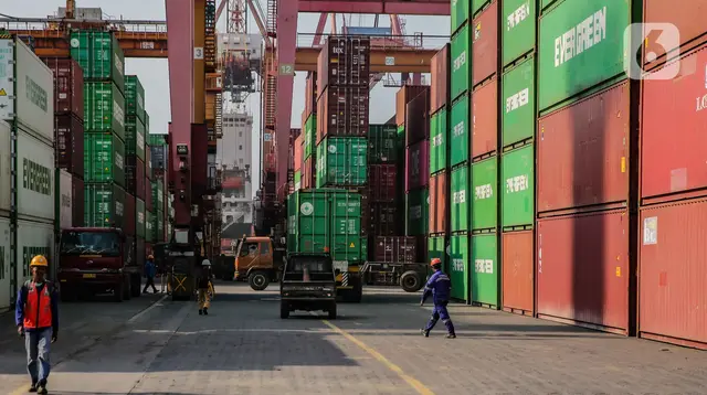 Aktivitas bongkar muat peti kemas di Pelabuhan Tanjung Priok, Jakarta, Kamis (14/4/2022). Neraca perdagangan Indonesia diproyeksi masih akan mencatatkan surplus yang tinggi pada Maret 2022. (Liputan6.com/Faizal Fanani)