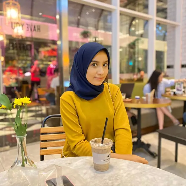 Berprofesi Sebagai Desainer, Ini 6 Potret Amira Karaman Tunangan Reza D’Academy